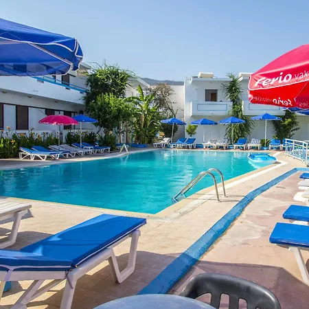 מלון דירות Yiannis Yard & 3*