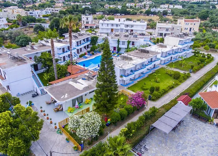 Yiannis Yard & העיירה קוס