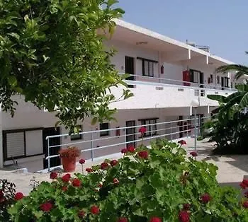 מלון דירות Yiannis Yard & 4*