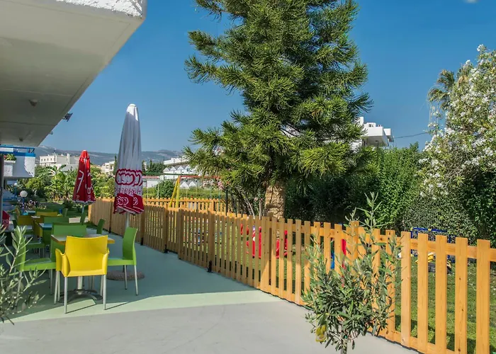 Yiannis Yard & מלון דירות העיירה קוס