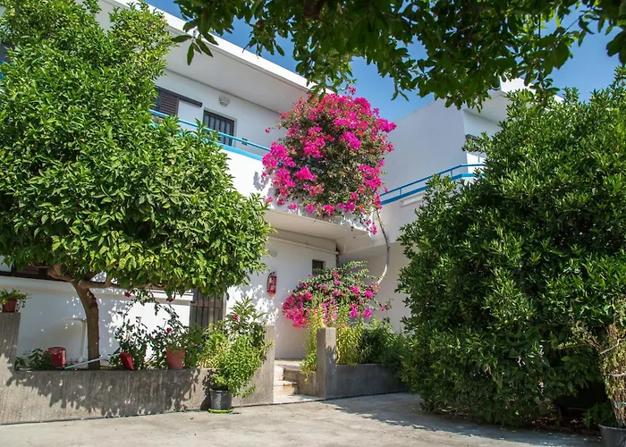 Yiannis Yard & 4*