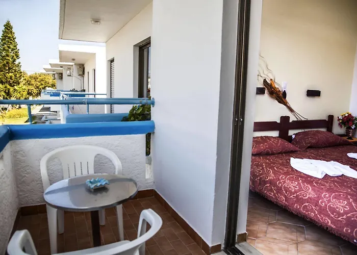 מלון דירות Yiannis Yard & 4*