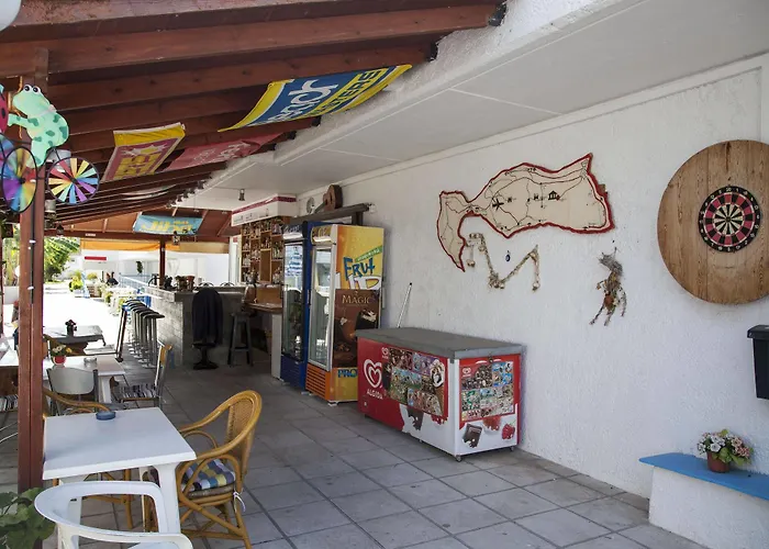 Yiannis Yard & העיירה קוס