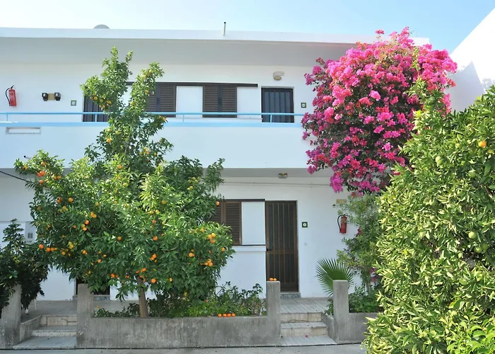 Yiannis Yard & מלון דירות 4*