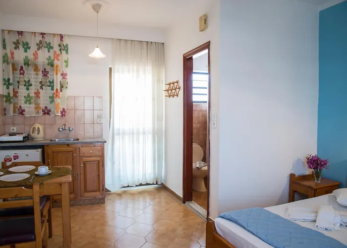 Yiannis Yard & העיירה קוס